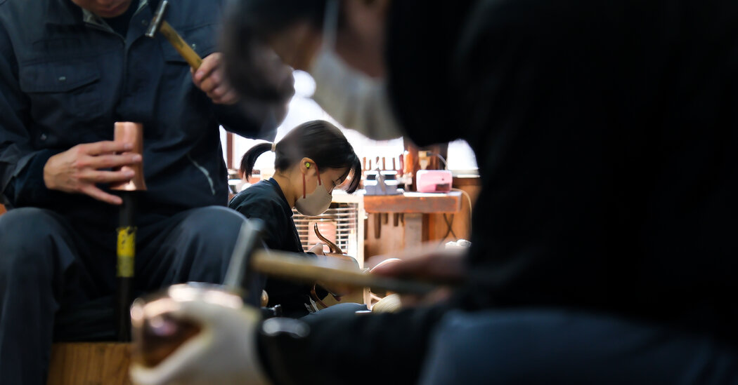 Les tasses à saké en cuivre sont la spécialité d’une entreprise japonaise