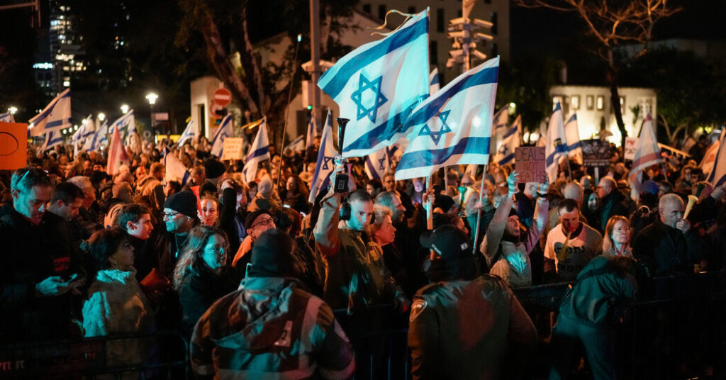 Les manifestants de Tel Aviv manifestent leur colère contre Netanyahu et le gouvernement israélien