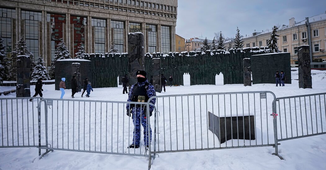 Alors que la police russe arrête les personnes en deuil de Navalny, beaucoup craignent une grande répression