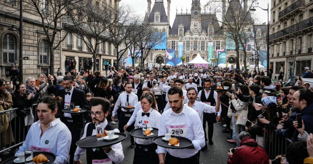 La course des serveurs de Paris alors que le concours historique revient avant les Jeux olympiques