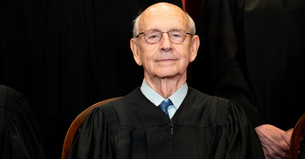 L’ancien juge Breyer se dit prêt à soutenir une limite d’âge à la Cour suprême